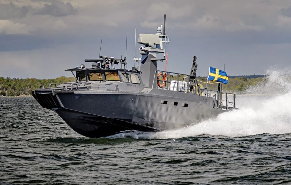 Skumsprøyten står rundt Enforcerer III, den selvkjørende versjonen av Stridsbåt 90, ute på testoppdrag med Saabs nye autonome system ved Docksta.