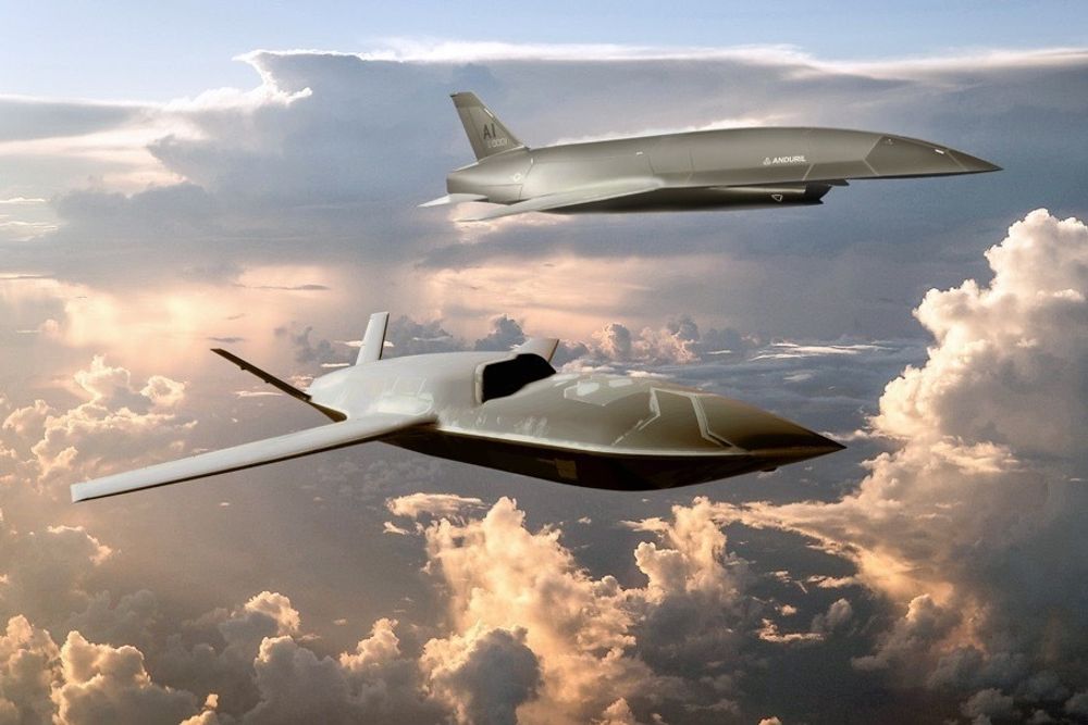 Det kan hende at norske F-35-fly en gang i framtiden vil fungere som et knutepunkt for avanserte følgedroner som disse, General Atomics' YFQ-42A (foran) og Andurils YFQ-44A (bak). Dette er en illustrasjon.