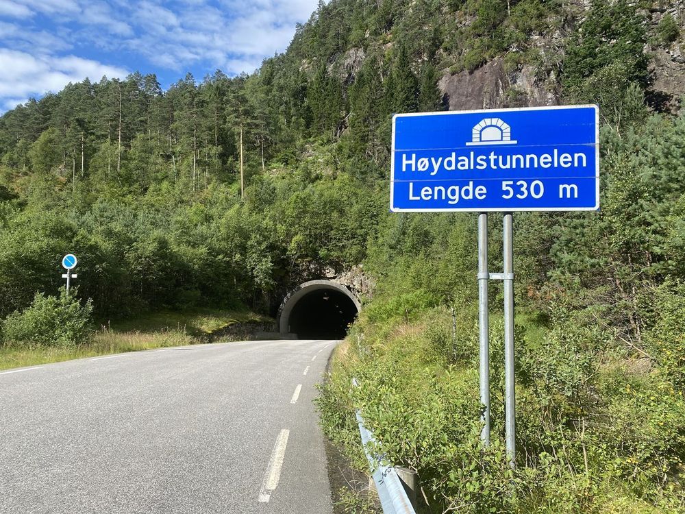 Høydalstunnelen på fylkesvei 569 i Alver kommune er en av 42 tunneler som trenger oppgradering. I snitt er det 300 biler som bruker denne tunnelen hvert døgn.