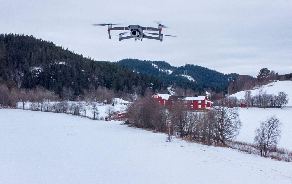 DJI har en stor andel av dronemarkedet i Norge. Avinors overvåkingssystem for droner er laget av samme selskap, og kan bare oppdage DJI-droner, skriver Aftenposten. Her en DJI Mavic 2 Pro i lufta.