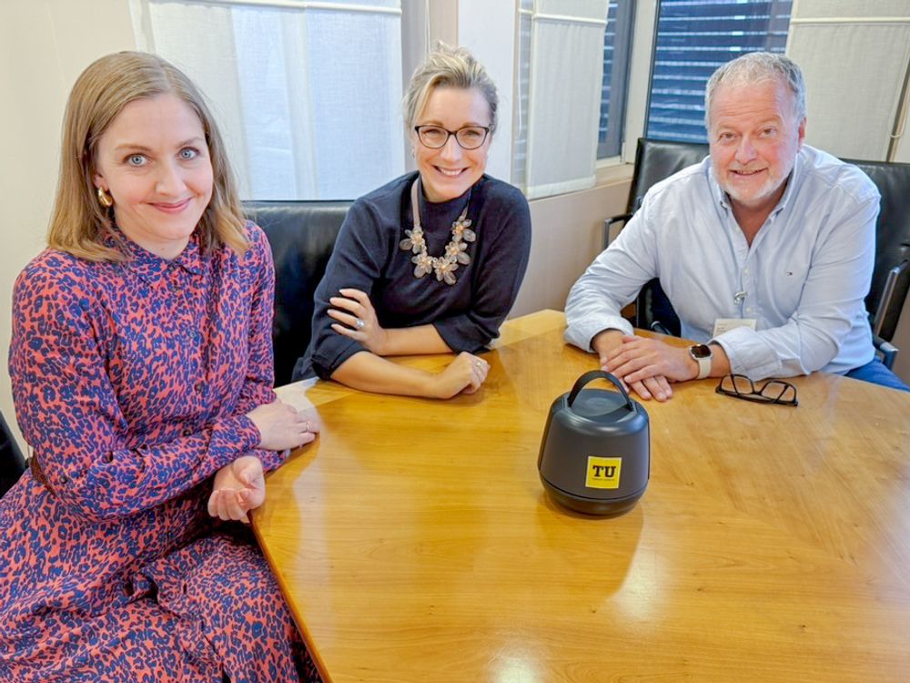 Digitaliserings- og forvaltningsminister Karianne Tung (midten) snakker om exit-strategi og KI-skandaler i ukens podkast. Her sammen med TUs Ellen Viseth og Jan Moberg.