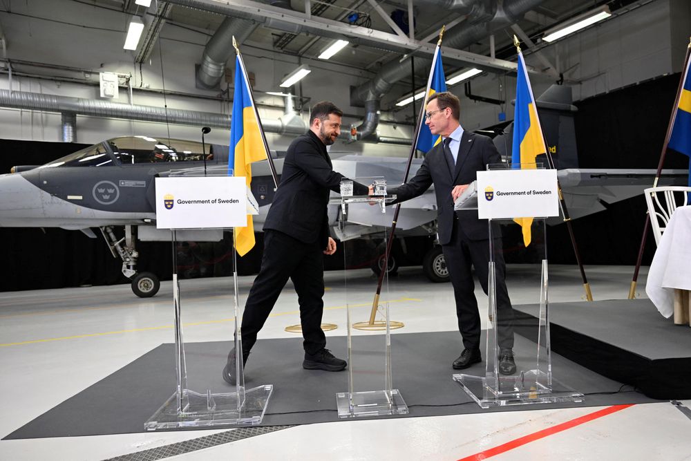 President Volodymyr Zelenskyj og statsminister Ulf Kristersson foran et Gripen E-fly. 