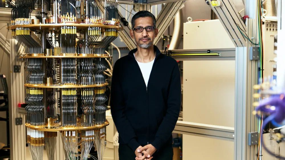 Google mener det haster med overgangen til kvantesikker kryptering, Her er sjefen Sundar Pichai i selskapets kvantelaboratorium.
