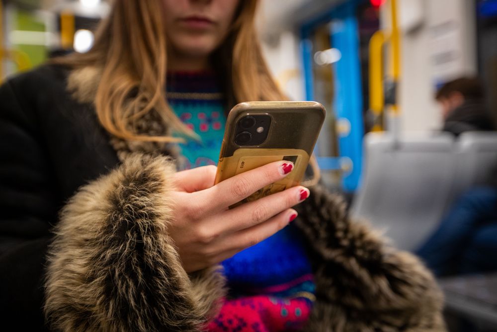 To av tre unge uttrykker i en fersk rapport at de er dypt bekymret for hvordan algoritmer i sosiale medier former deres virkelighet. De synes det er problematisk at algoritmene påvirker hvilke nyheter og meninger de blir eksponert for.
