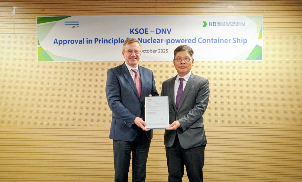 DNVs tekniske direktør Geir Dugstad overleverer godkjenningen til HD KSOEs Sungkon Han.