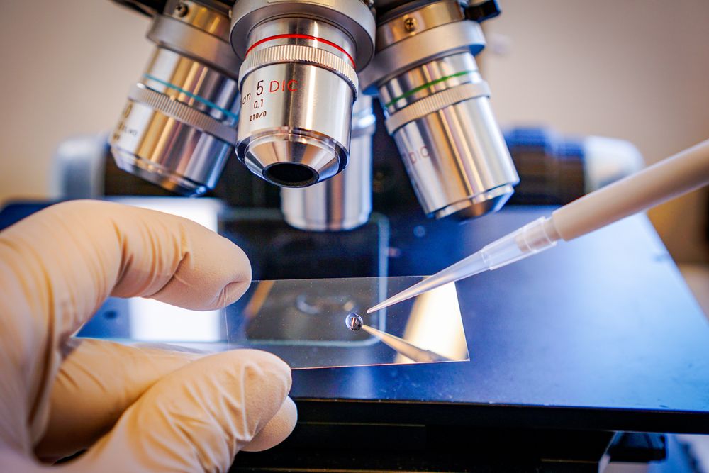 Små mengder av farlige kjemikalier kan gjøre stor skade i både naturen og i menneskekroppen. Med følsomme og effektive metoder er det mulig å oppdage slike kjemikalier før de gjør skade.