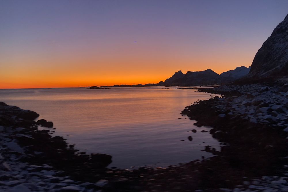 I helgen stilles klokka, og det blir tidligere mørkt om kvelden. Bildet viser en solnedgang over Vestfjorden en ettermiddag i november.