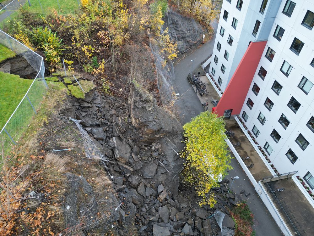 Slik så rasområdet ut mandag morgen. Titalls tonn med steinblokker er i fare for å rase inn i studentboligen.