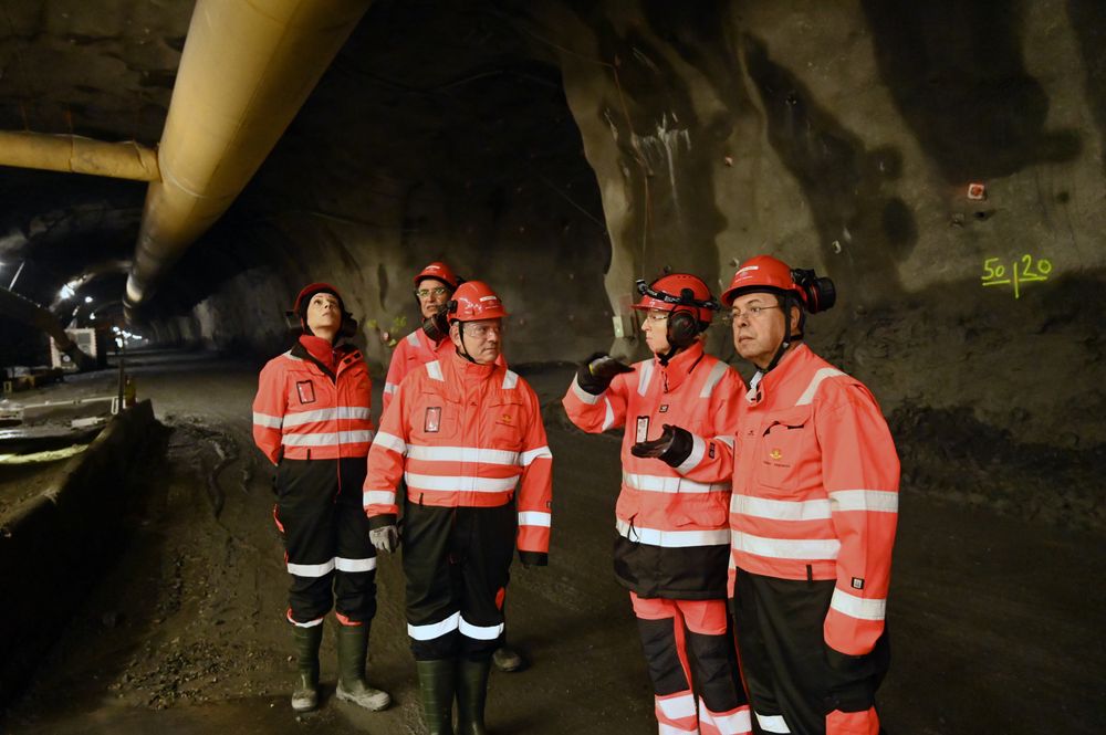 Prosjektleder Anne Merete Gilje i Statens vegvesen forteller direktør Jose Luis Goberna i spanske Secegsa om den sørlige delen av E39 Rogfast. Marokkos ambassadør til Norge, Nabila Freidji, Abdelkebir Zahoud i Sned og Abdellatif Zaghnoun i det marokkanske statlige selskapet Angspe var med.