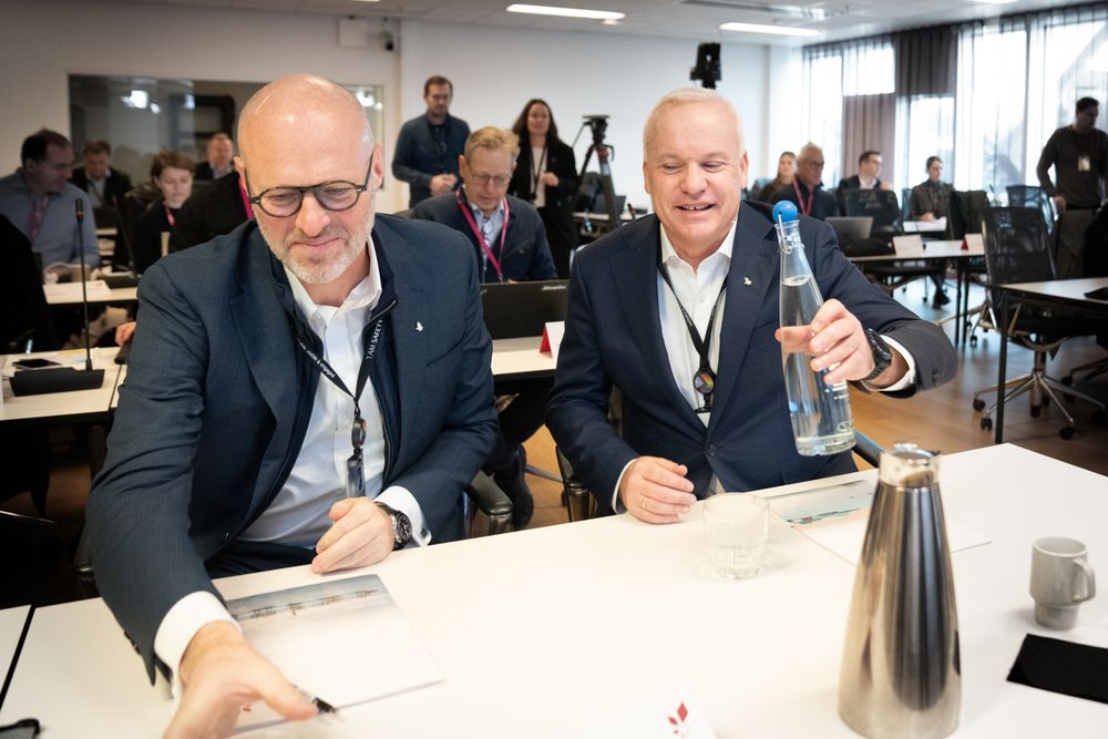 Equinor-sjef Anders Opedal (t.h.) er fornøyd med driften. Til venstre Torgrim Reitan, konserndirektør for økonomi og finans.