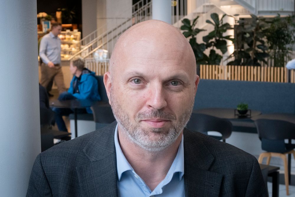 Avdelingsdirektør Svein Sundfør Scheie i sikkerhetsavdelingen i Nasjonal kommunikasjonsmyndighet er ikke i tvil om hvem som må sørge for mer robust kraft til mobil- og fibernett. Her fotografert under seminaret Mobil agenda 28. oktober 2025.