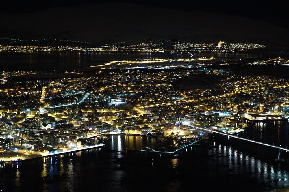 Troms fylkeskommune har sine kontorer i Strandveien på den østlige delen av Tromsøya i Tromsø. 