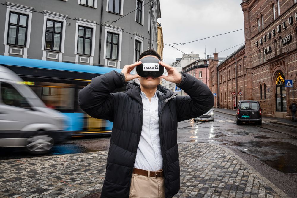 Kartdata, simulering og VR skal gjøre det enklere å se for seg ekstreme nedbørsmengder i egen gate. Avdelingsleder Phan Åge Haugård demonstrerer løsningen.