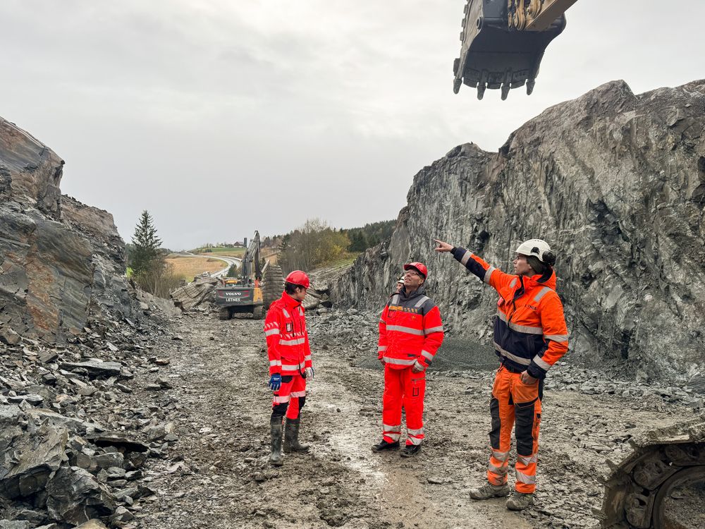 For at den midlertidige veien ikke skal bli for bratt er det nødvendig med en bergskjæring i søndre ende av traséen.