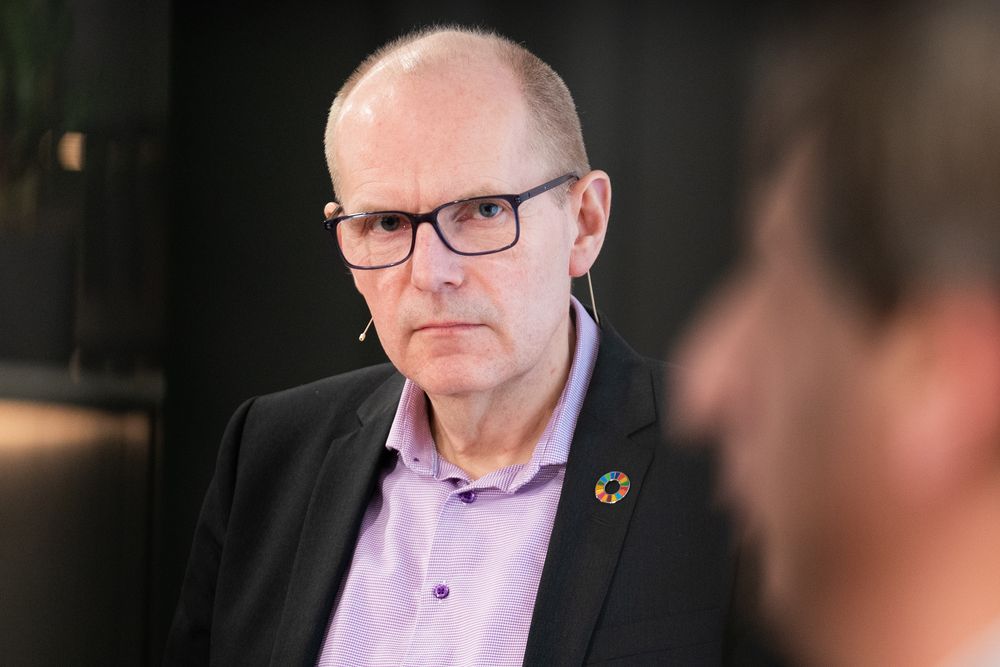 Tidligere konsernsjef Gorm Frimannslund i Bane Nor gikk av etter problemene med byggingen av Follobanen. Nå støtter han kritikken Thor Gjermund Eriksen har kommet med om styringen av Bane Nor.