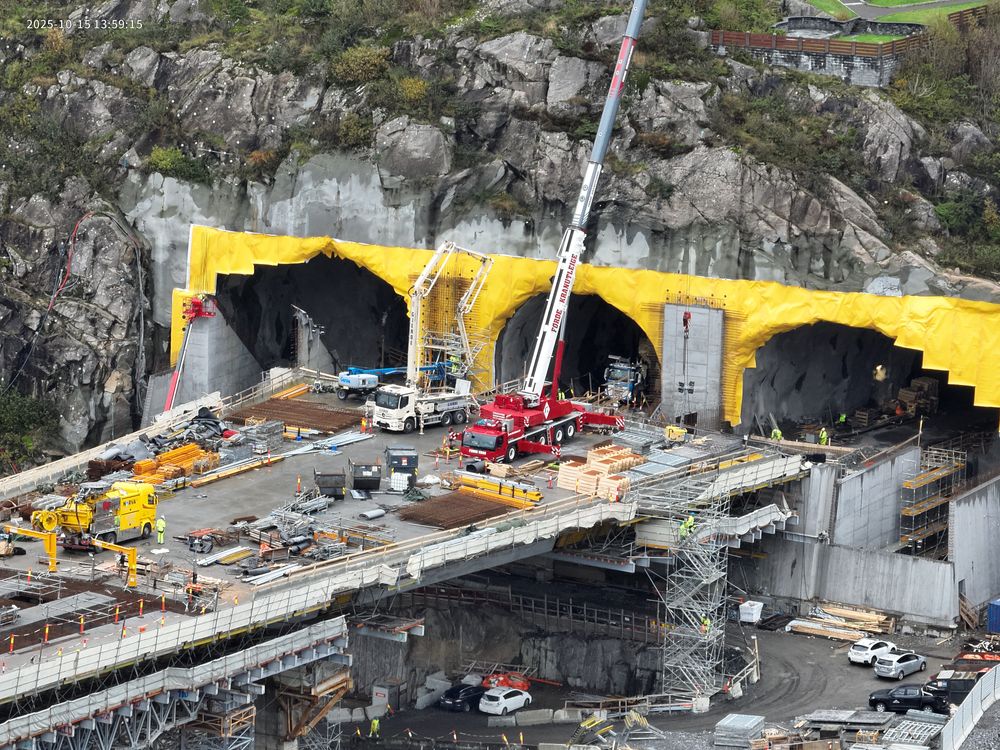 Drotningsviktunnelen sett fra Drotningsvik. Gjennomslaget kom omkring 50 meter inn i tunnelen midt i bildet. Til venstre er gang- og sykkeltunnelen.
