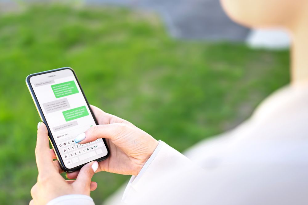 Tilsynsmyndigheten i Danmark vil se på mobiloperatørenes praksis etter at det er kommet fram at ansatte har lest SMS-er på jakt etter svindelmeldinger. Også i Norge kan SMS-er bli lest.