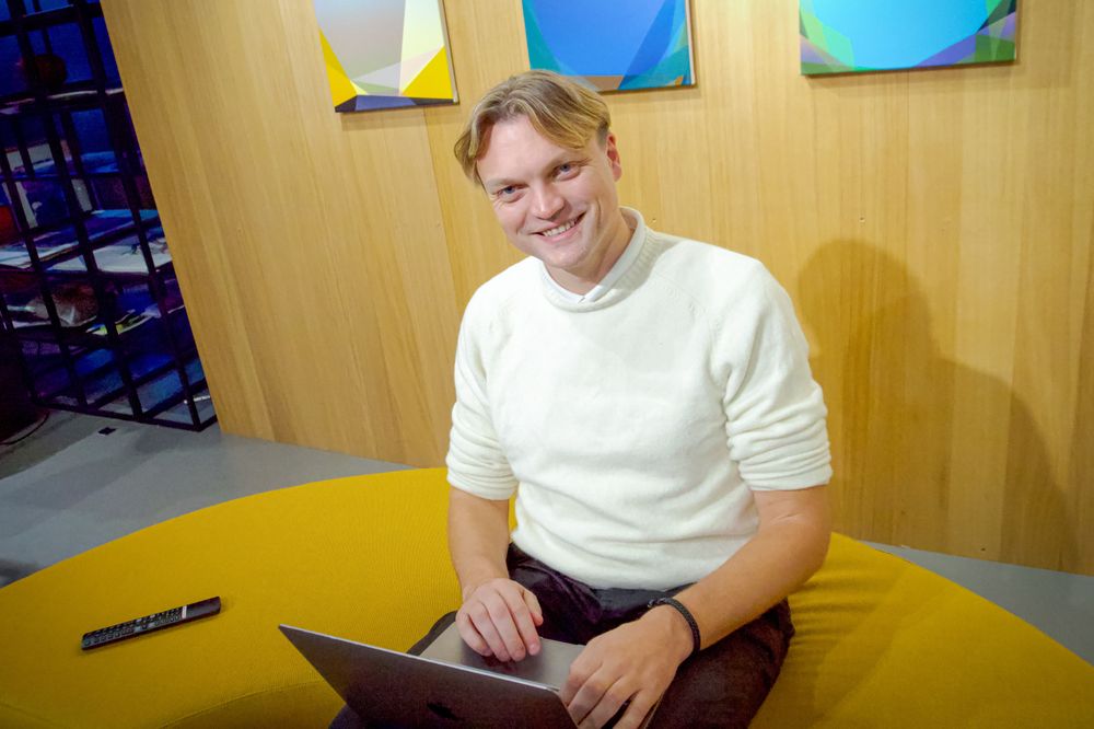 Det finnes ikke noe som KI ikke en dag vil kunne kode, mener Simon Strumse, medgründer av Vibelabs.