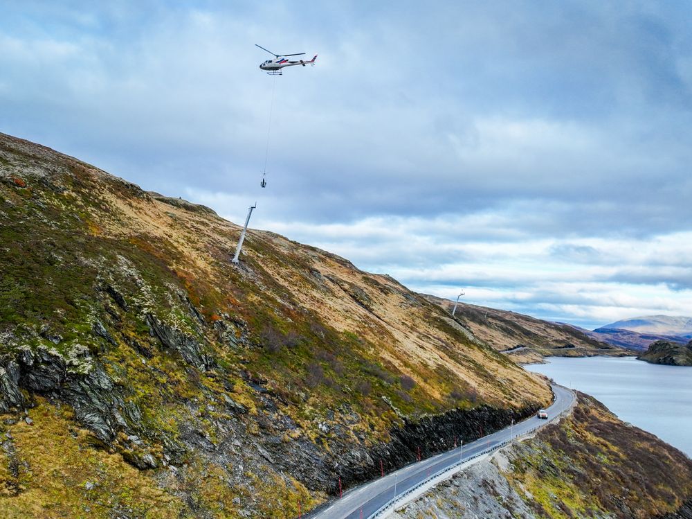 Riksvei 13 over Vikafjellet har fått nye skredtårn som skal sikre at veien er åpen og trygg til vinteren.
