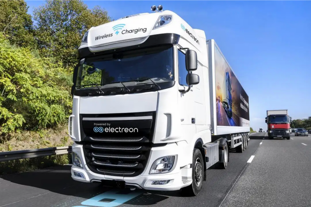 El-lastebilen lader mens den kjører. 