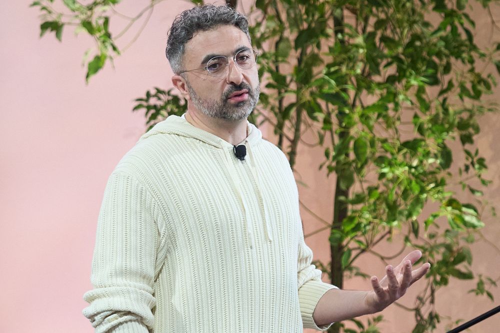 Mustafa Suleyman leder et team hos Microsoft som skal utvikle superintelligens, og den skal forhåpentligvis ivareta menneskelige interesser.