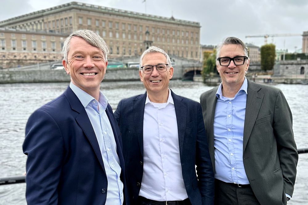 Jørn Seglem (til venstre), toppsjef i Evidi, fotografert i Stockholm sammen med ledelsen i Active Solution, teknologidirektør Robert Folkesson (midten) og administrerende direktør Kjell Svanström. Evidi har kjøpt det svenske selskapet for å styrke sin posisjon i Norden.