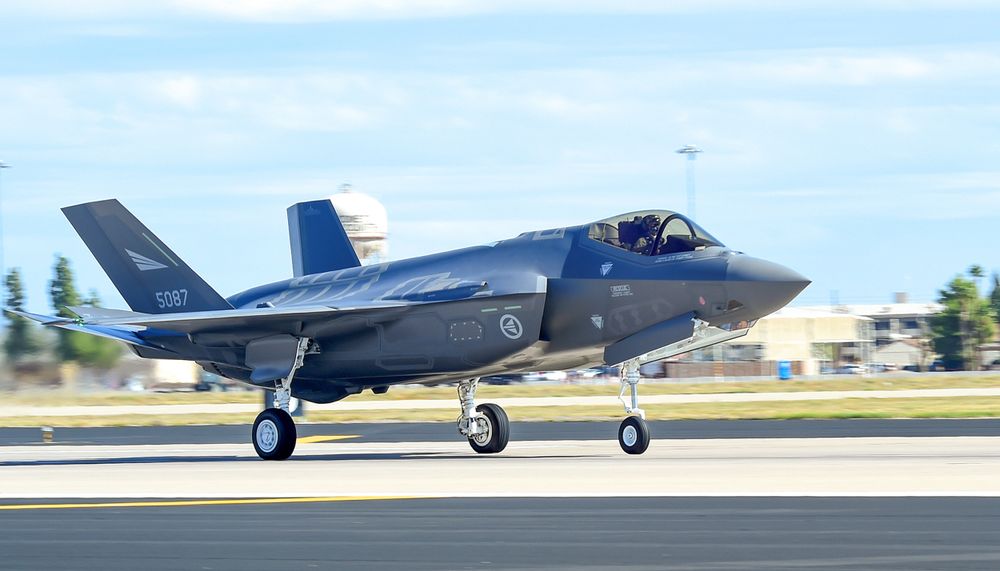 F-35 nummer 5088 (AM-2) var sammen med fly nummer 5087 (AM-1) de første norske flyene som ankom Luke-flybasen i USA, der de norske F-35-pilotene får sin opplæring på flytypen. Dette skjedde 10. november 2015.