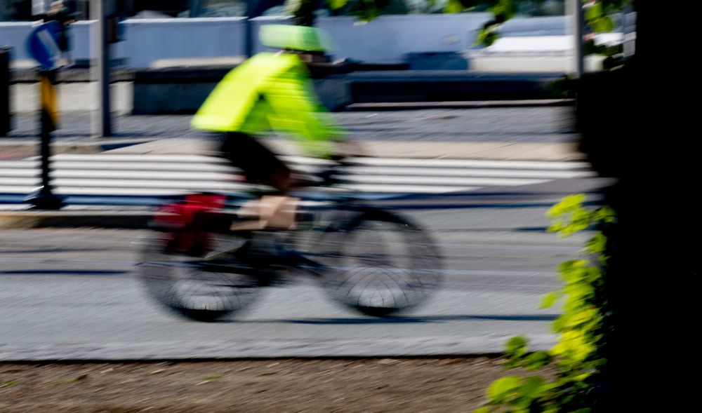 Det er bare i høyresvinger i utvalgte kryss det kan bli tillatt å sykle på rødt lys.