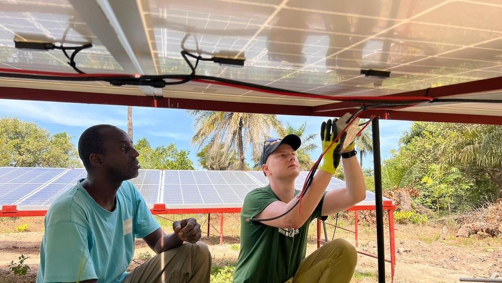 Arbeid med solenergi i Senegal.