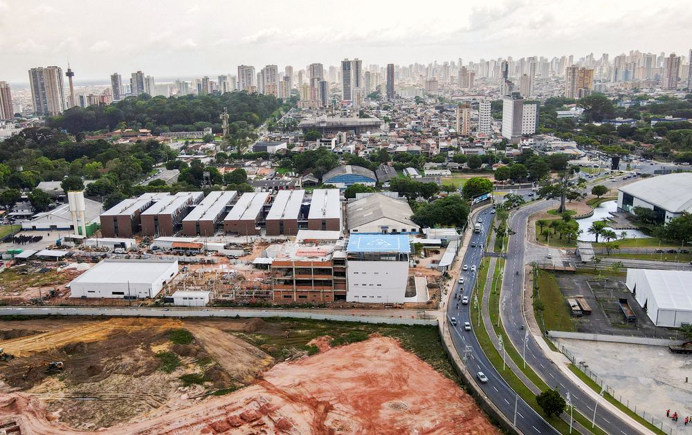 Her bygges den såkalte «lederlandsbyen» som nå huser statsledere og viktige besøkende under FNs klimatoppmøte COP30 i Belém i Brasil.