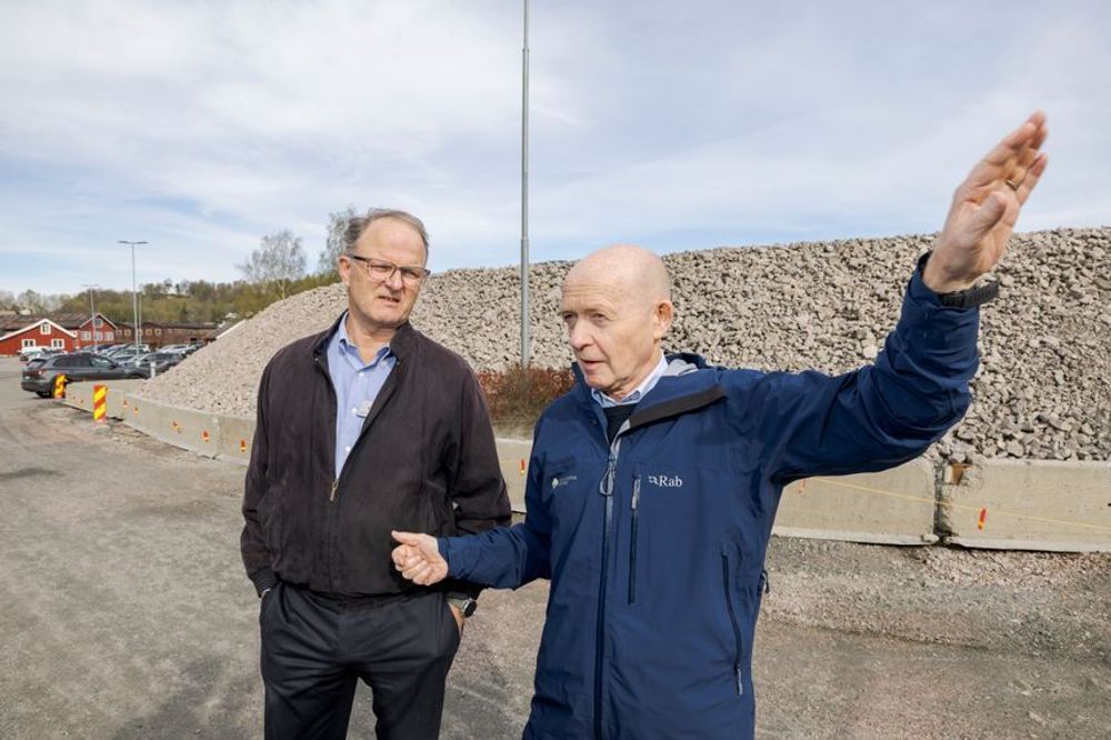 Alf Reistad (til høyre) foran tomten hvor RENs pilotfabrikk etter planen skulle ligge. Her sammen med Carl Diderik Cappelen, en av eierne i REN.