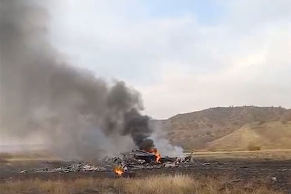 Røyk stiger opp fra vraket der et tyrkisk C-130 Hercules-fly styrtet i Georgia tirsdag. Bildet er hentet fra en video.