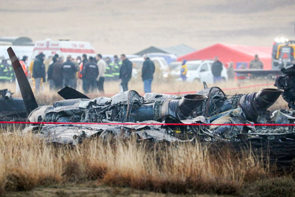 Utbrente rester etter to av motorene til det tyrkiske C-130E Hercules-flyet som styrtet i Sighnaghi, Georgia 11. november 2025.