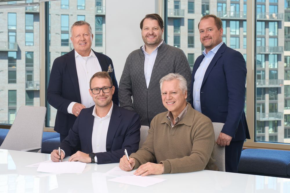 Amerikanske Seekr gikk denne uken inn som investor i Fossefall. Fra venstre bak: Børge Granli (Executive Director Sales Fossefall), Rob Clark (president Seeker), Espen Fjeldberg (CTO Fossefall), foran: Øyvind L. Vesterdal, (amd.dir Fossefall), Pat Condo (CEO Seekr). Sistnevnte har i flere tiår jobbet med søketeknologi.