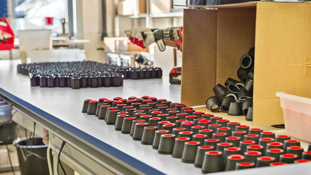 Kvalitet i hvert ledd: Presisjonsstøpte gjennomføringer inspiseres og klargjøres på montasjebordet.