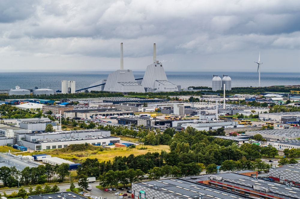 En del av millionene som var satt av til Ørsteds Green Fuels for Denmark-prosjekt ved Avedøreværket i København, skal i stedet gå til oppgraderinger av riksveier, slik at det blir enklere å transportere vindturbin­elementer og sikre gode rammevilkår for utfordrede danske vindkraftselskaper.