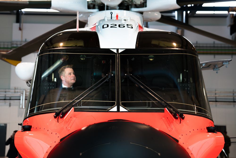 Per-Willy Amundsen (Frp) ombord i et AW101 SAR Queen-redningshelikopter i 2017.