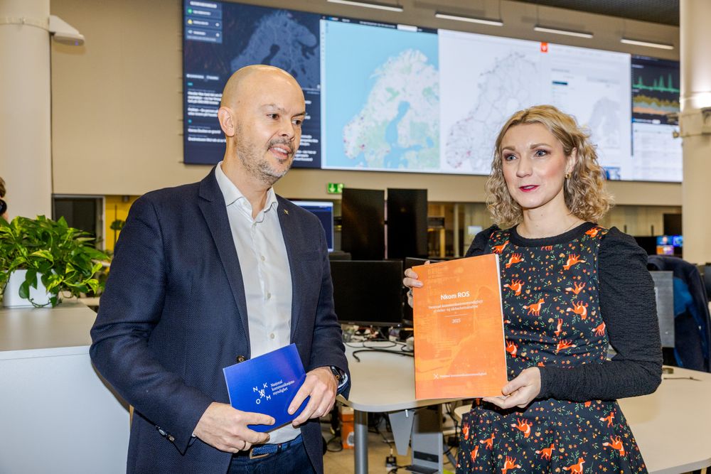 Digitaliseringsminister Karianne Tung og direktør for Nasjonal kommunikasjonsmyndighet, John-Eivind Velure. 