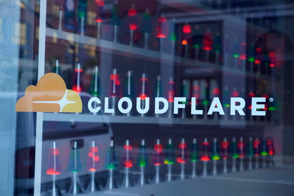 Nettsider over hele kloden gikk ned som fluer da Cloudflare – en av verdens største kjernetjeneste-leverandører – gikk ned for telling tirsdag.