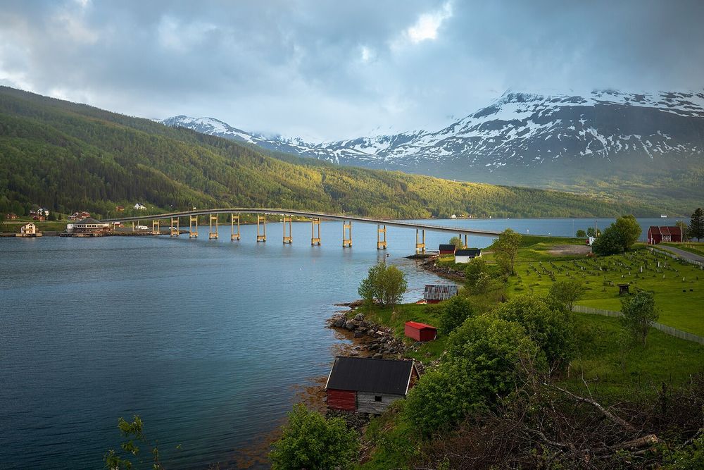 En fiberkabel har skapt bråk i Gratangen kommune i Troms i snart ti år. Nå skal saken endelig få en avklaring i Midtre Hålogaland tingrett. 