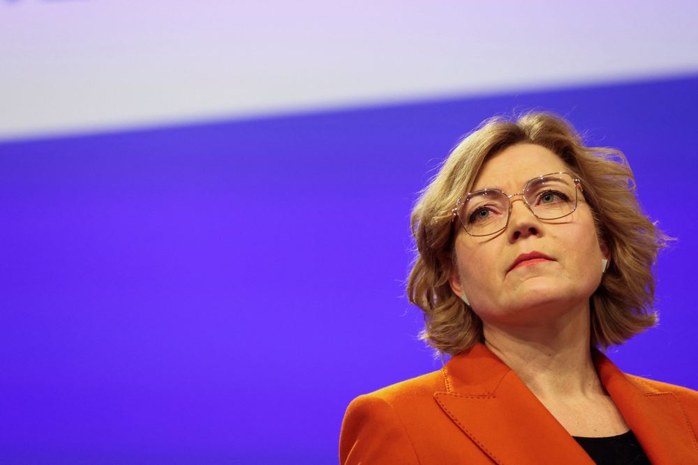 EUs digitalkommissær Henna Virkkunen vil undersøke om Amazon og Microsoft har en portvokterfunksjon.