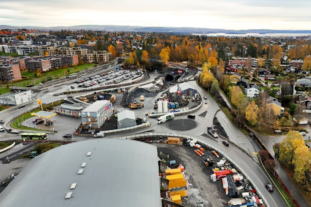 Det var i dette området uhellet skjedde. Bilen som ble truffet, sto nær T-banestasjonen man ser helt til venstre i bildet.