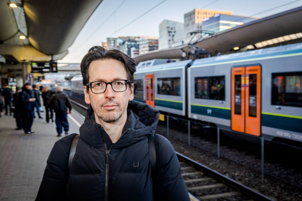 Gabor Nagy reiser flere dager i uken mellom Stabekk og Oslo S. Han beskriver punktligheten til norsk jernbane som sjokkerende.