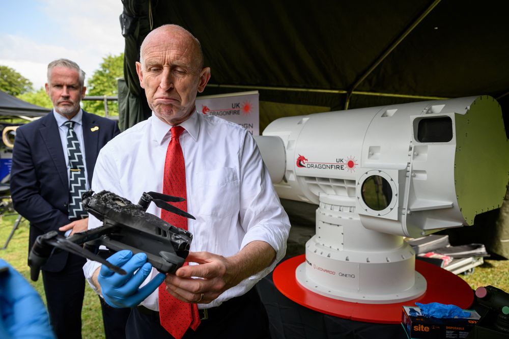 Den britiske forsvarsministeren John Healey kunne i sommer studere restene av en drone som er ødelagt av laservåpenet Dragonfire.