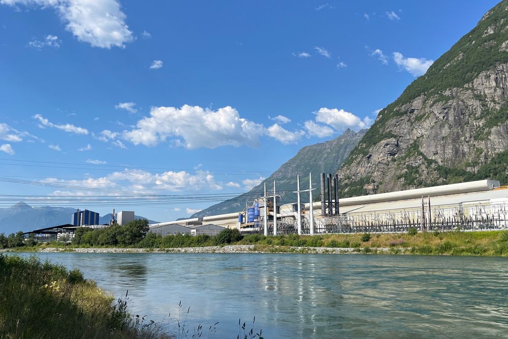 Å investere i kvoter bygger ingen ny teknologi, ingen nye verdikjeder eller arbeidsplasser her i landet, skriver innleggsforfatterne. Illustrasjonsbilde fra Hydro Aluminium Sunndal.