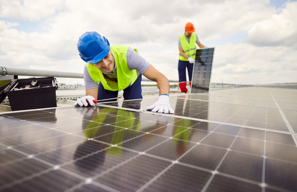 Med solceller på tak og fasader kan vi lage små, lokale kraftverk der store deler av forbruket finner sted, uten nedbygging av natur eller store inngrep i bybildet, påpeker innleggsforfatterne.