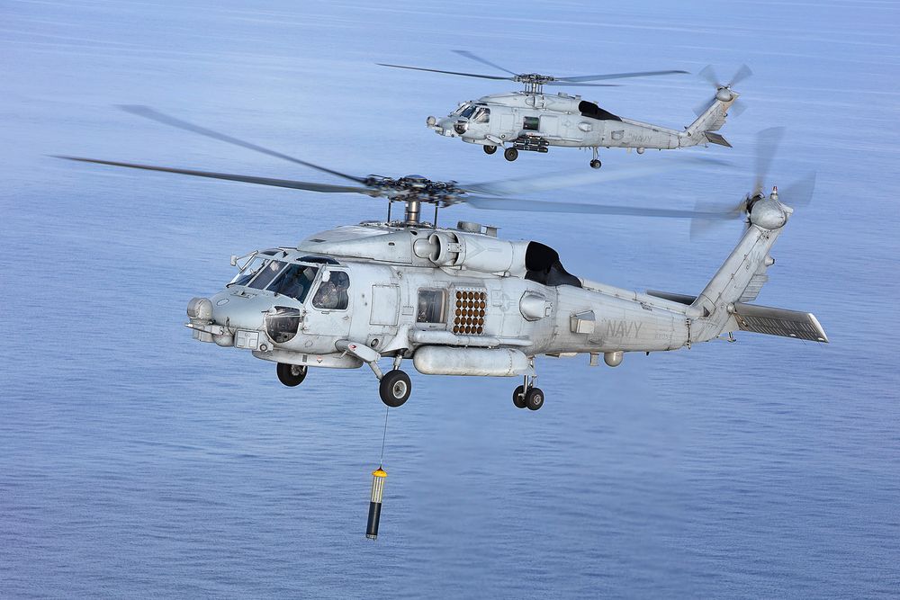 Seahawk MH-60R med sonarbøye.