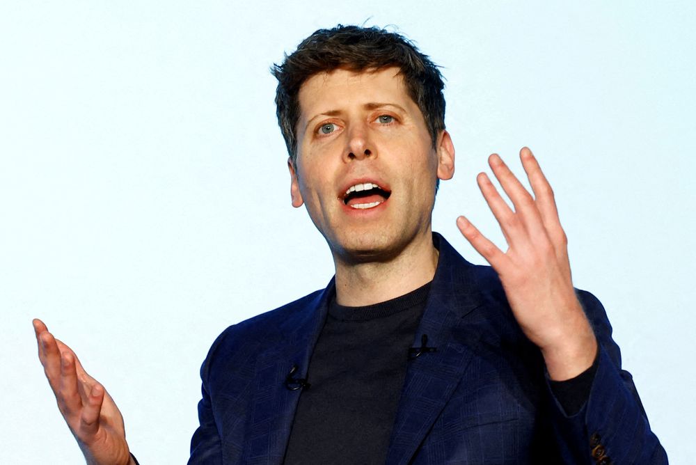 Open AI-sjef Sam Altman advarer jevnlig verden mot KI. Han har sammenlignet KI-utviklingen med Manhattan-prosjektet, som utviklet atombomben. Altman har blitt mistenkt for å drive forkledt markedsføring.