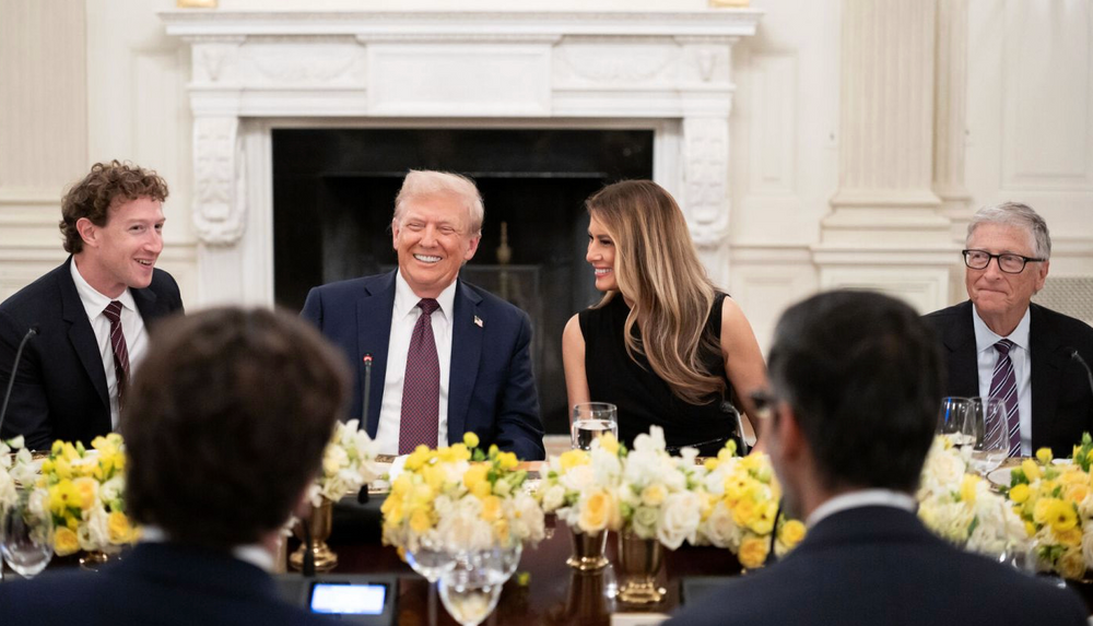 Donald Trump flankert av Marc Zuckerberg og Bill Gates. I løpet av det siste året har han og amerikanske teknologiselskaper kommet nærmere hverandre, og amerikansk lov tillater myndighetene å gripe dypt inn i selskapene hvis de anser det nødvendig.