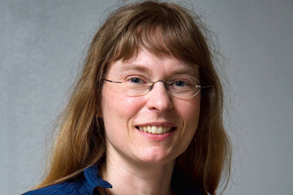 Troms-representant Hanne Beate Stenvaag fra Rødt krever svar om regjeringen vil kjøpe flere redningshelikoptre.